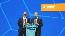 At the Annual Shareholders’ Meeting at the Rosengarten Congress Center in Mannheim, Germany, outgoing Chairman Dr. Martin Brudermüller presented his successor Dr. Markus Kamieth with a cycling jersey printed with the BASF logo.